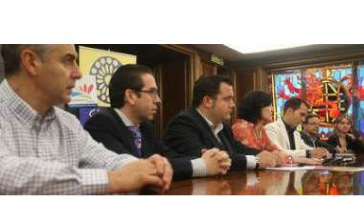 La concejala María Rodríguez, en el centro, flanqueada por Juan Dopico y Agustín Fragero