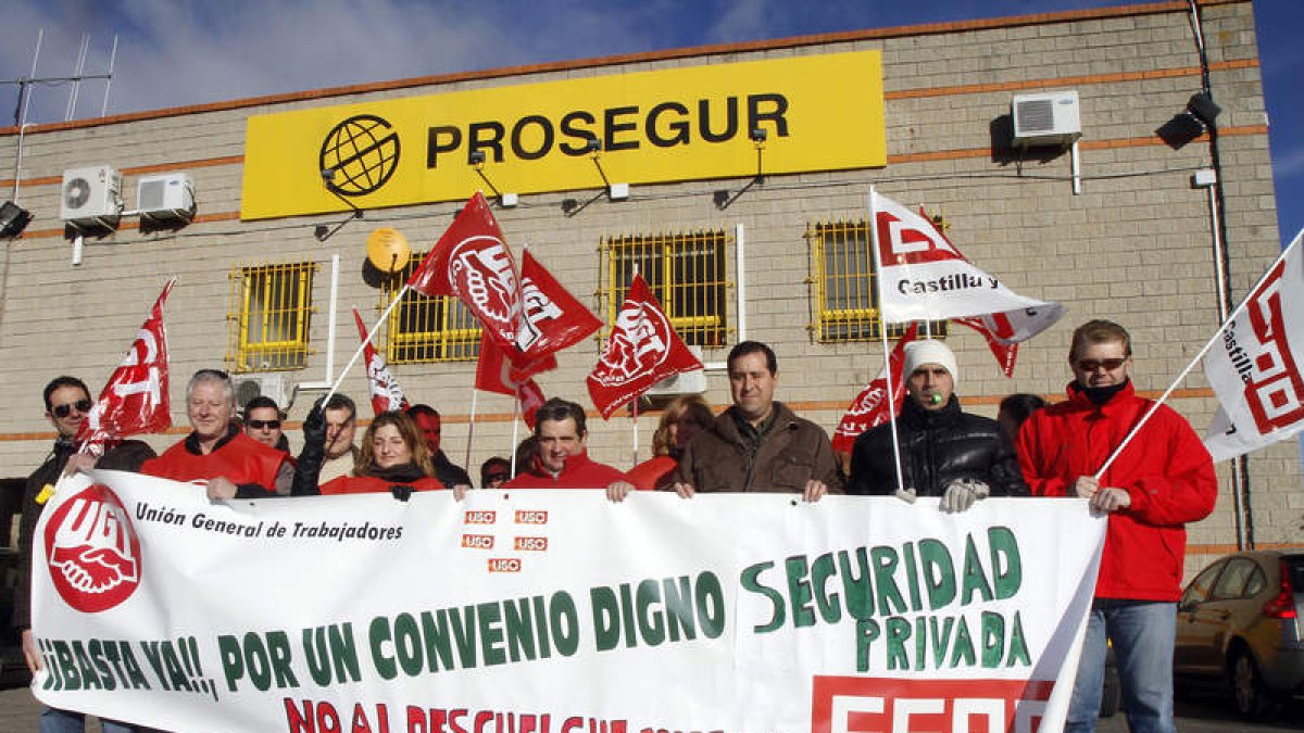 Un momento de la concentración ante la sede de Prosegur.