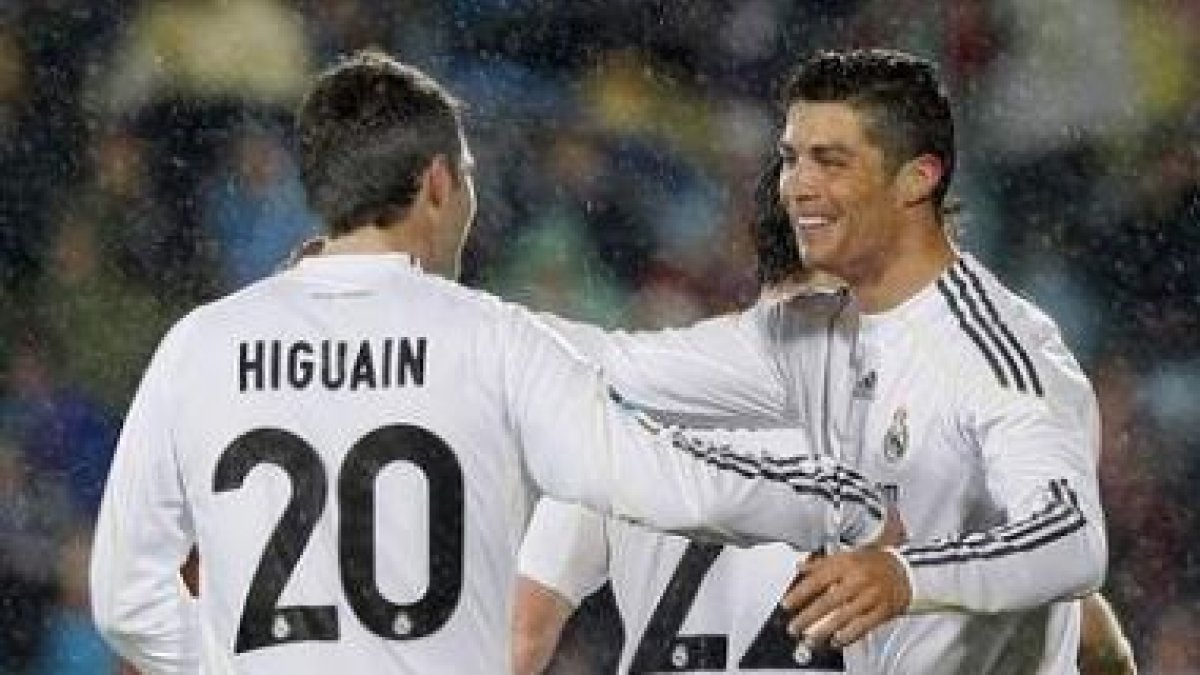 Cristiano Ronaldo celebra con Higuaín uno de sus goles.
