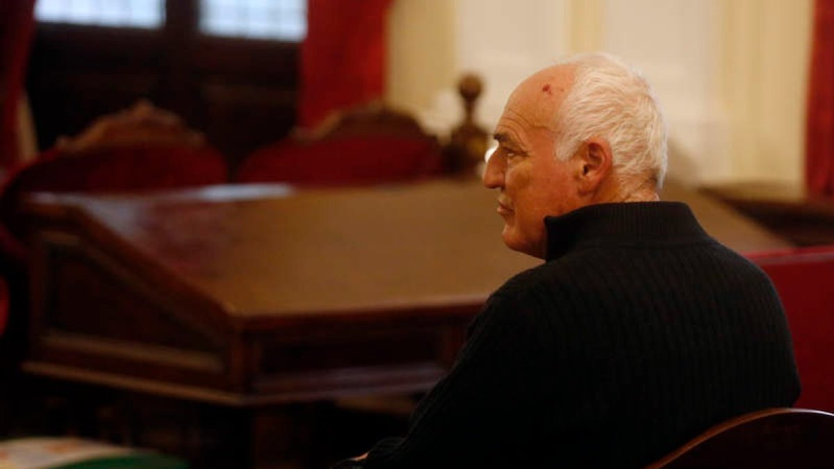 El principal sospechoso, ayer, durante la primera jornada del juicio en la Audiencia de León. FERNANDO OTERO