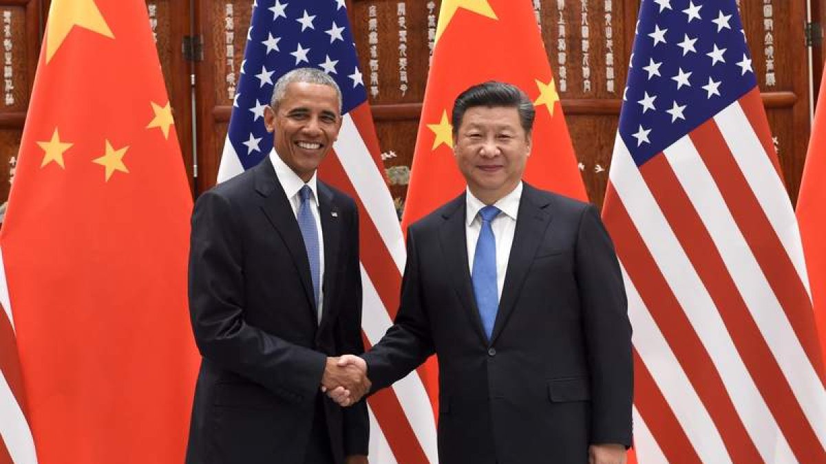 Obama saluda al presidente chino Xi Jinping en su último encuentro como dirigentes. WANG ZHAO