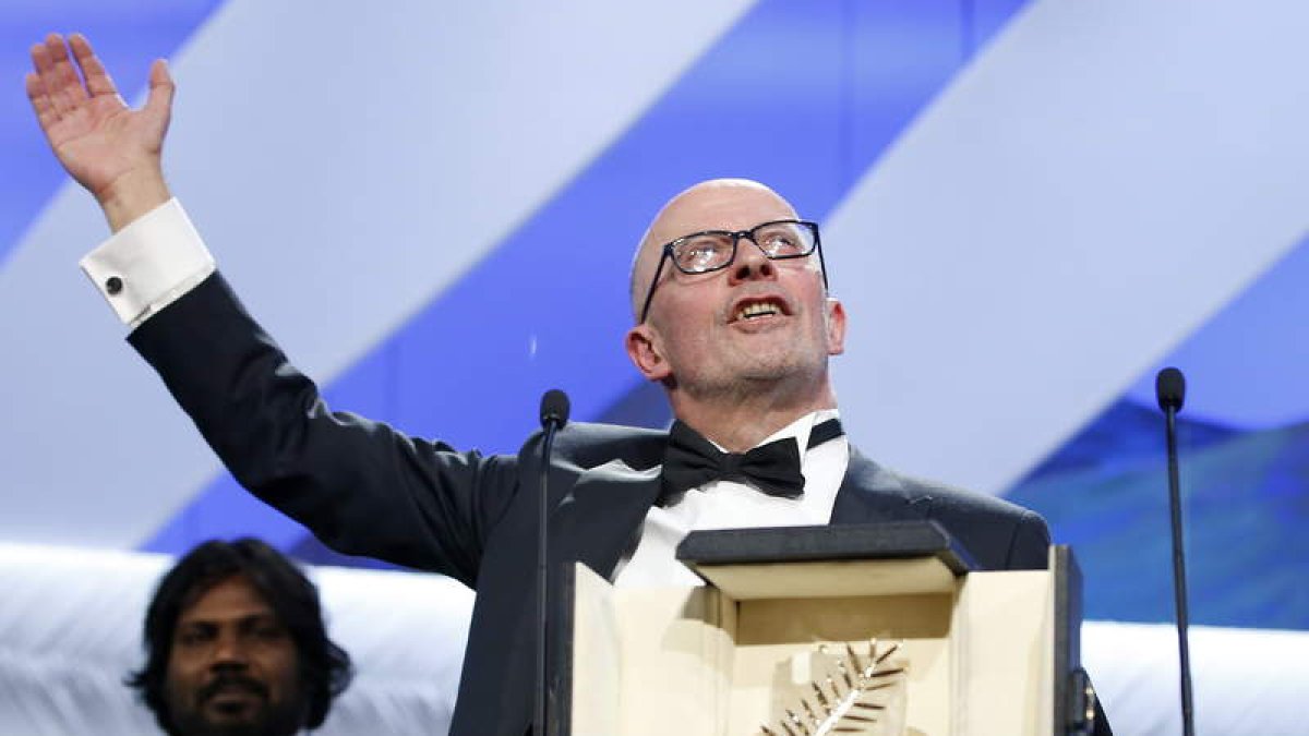 Jacques Audiard tras recibir la Palma de Oro por ‘Dheepan’.