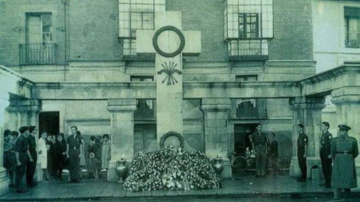 publicada en todo en león. quedamos en el reloj de s. domingo