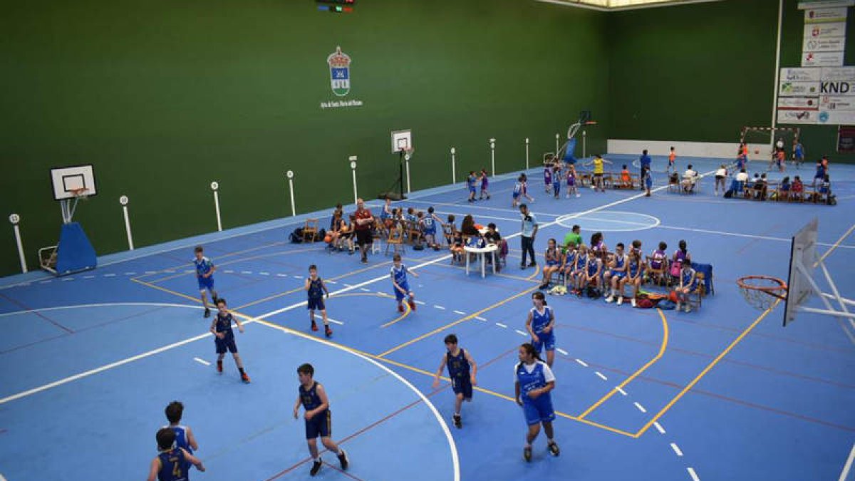 Imagen de varios niños disfrutando de las Escuelas Deportivas de Santa María del Páramo. DL