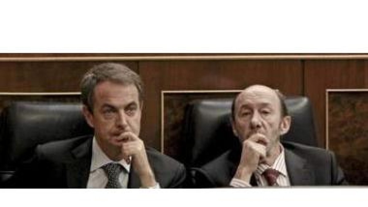 José Luis Rodríguez Zapatero y Alfredo Pérez Rubalcaba, en un pleno del Congreso.