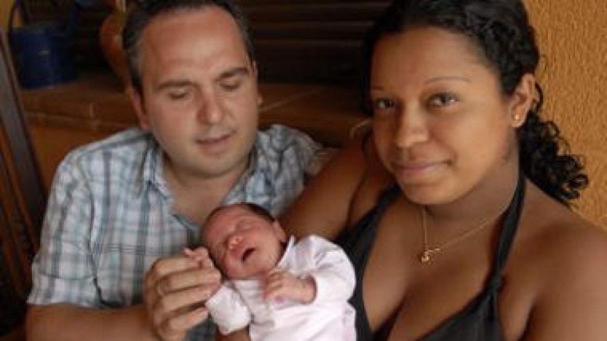 Jorge y Daniela posan con María Clara en sus brazos.