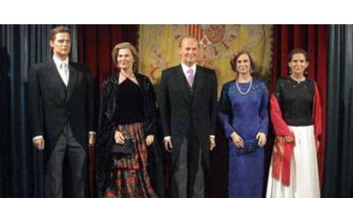 Los Reyes, los duques de Lugo y la infanta Elena, en el Museo de Cera de Madrid.