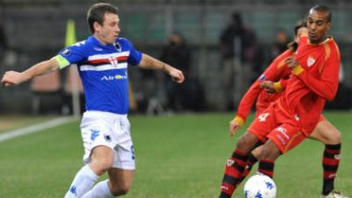 Antonio Cassano, de la Sampdoria, lucha por el balón con el sevillista Abdoulay Konko