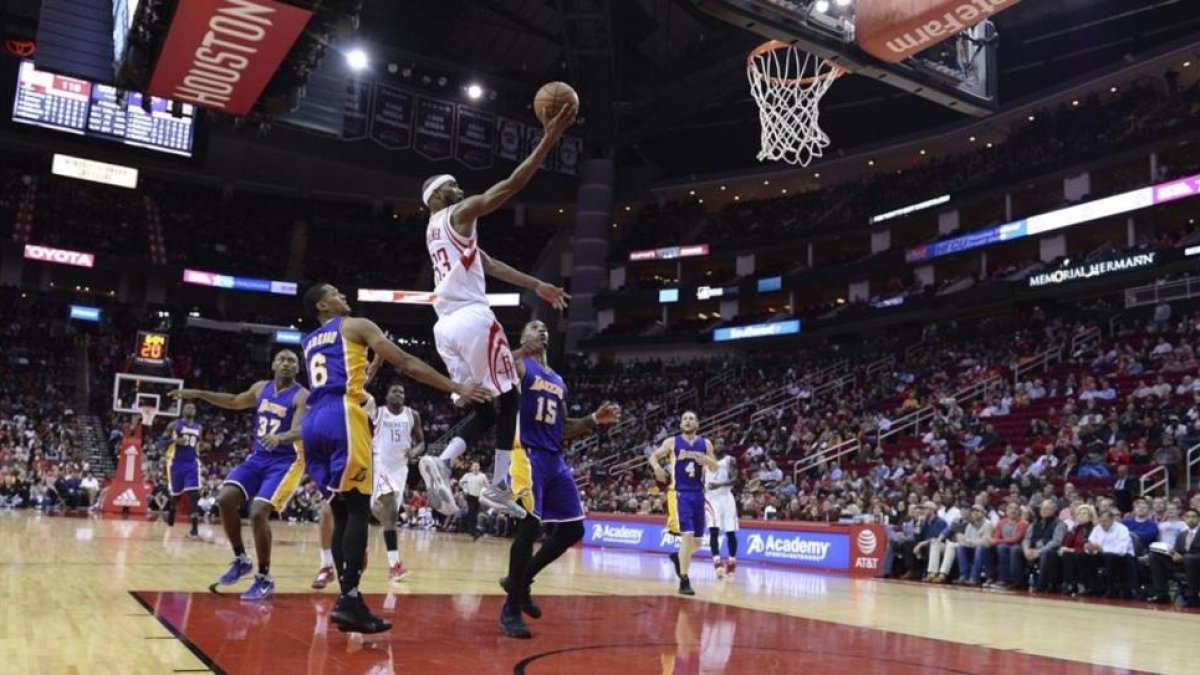 Corey Brewer se dispone a encestar ante los Lakers.