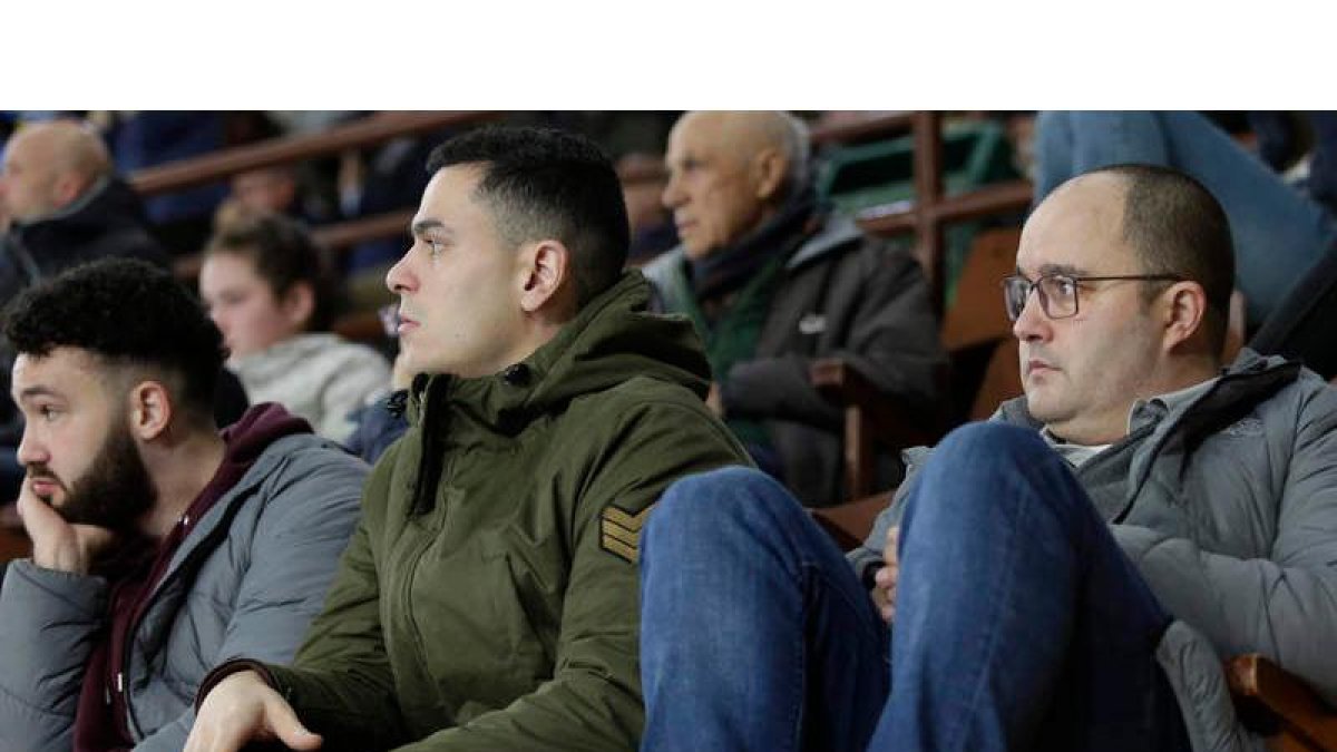 Dani Gordo cumplió su partido de sanción en la grada. J. NOTARIO