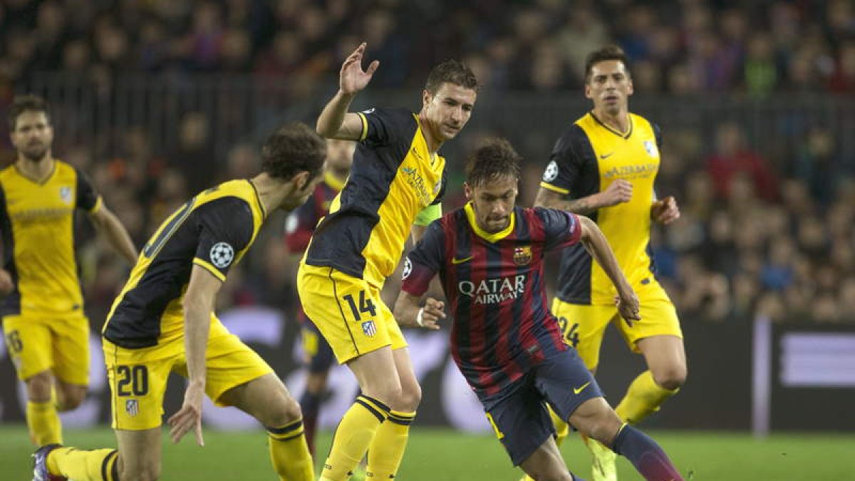 Neymar, ante los defensas del Atlético, en el encuentro del Camp Nou de la campaña anterior.
