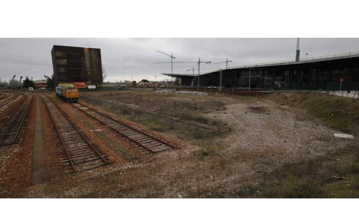 Adif limpia de materiales en desuso, entre otros, el solar entre el Palacio de Congresos y el edificio de control de tráfico.
