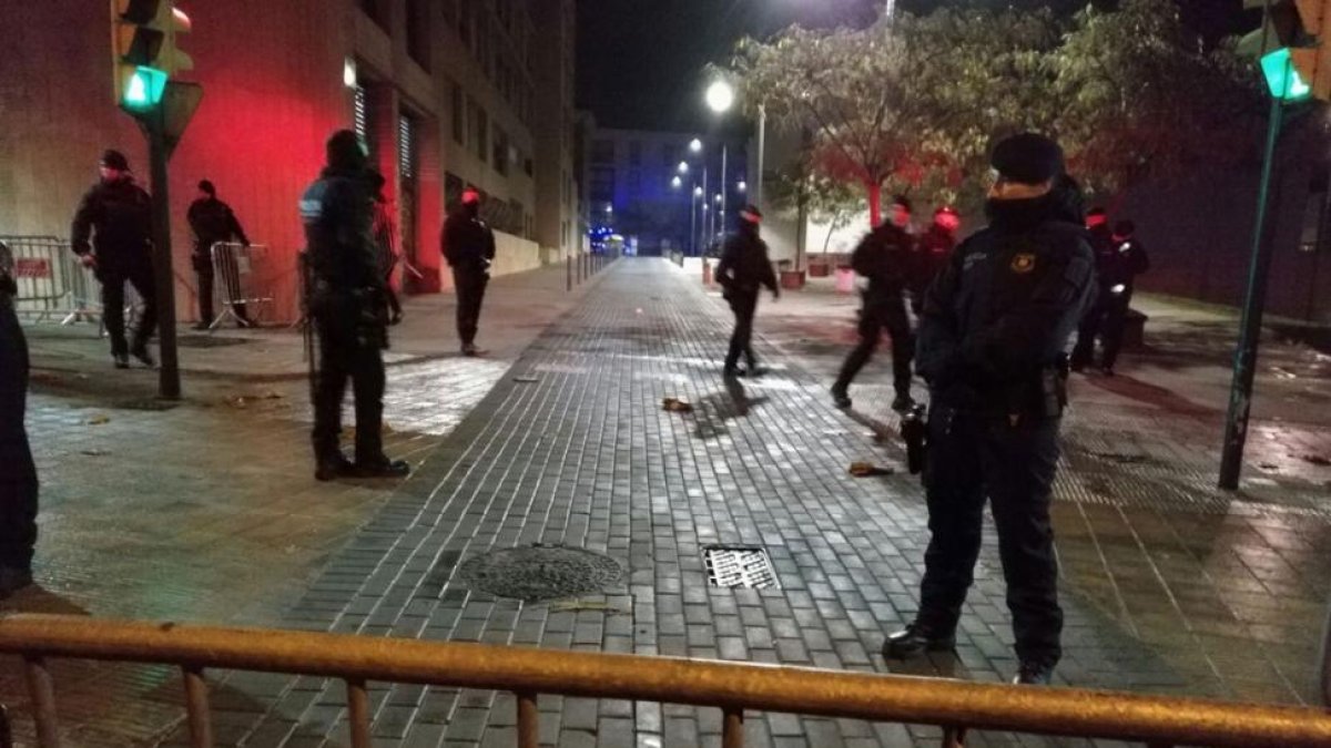 Agentes de los Mossos dEsquadra, en el perímetro en torno al Museu de Lleida, esta madrugada.