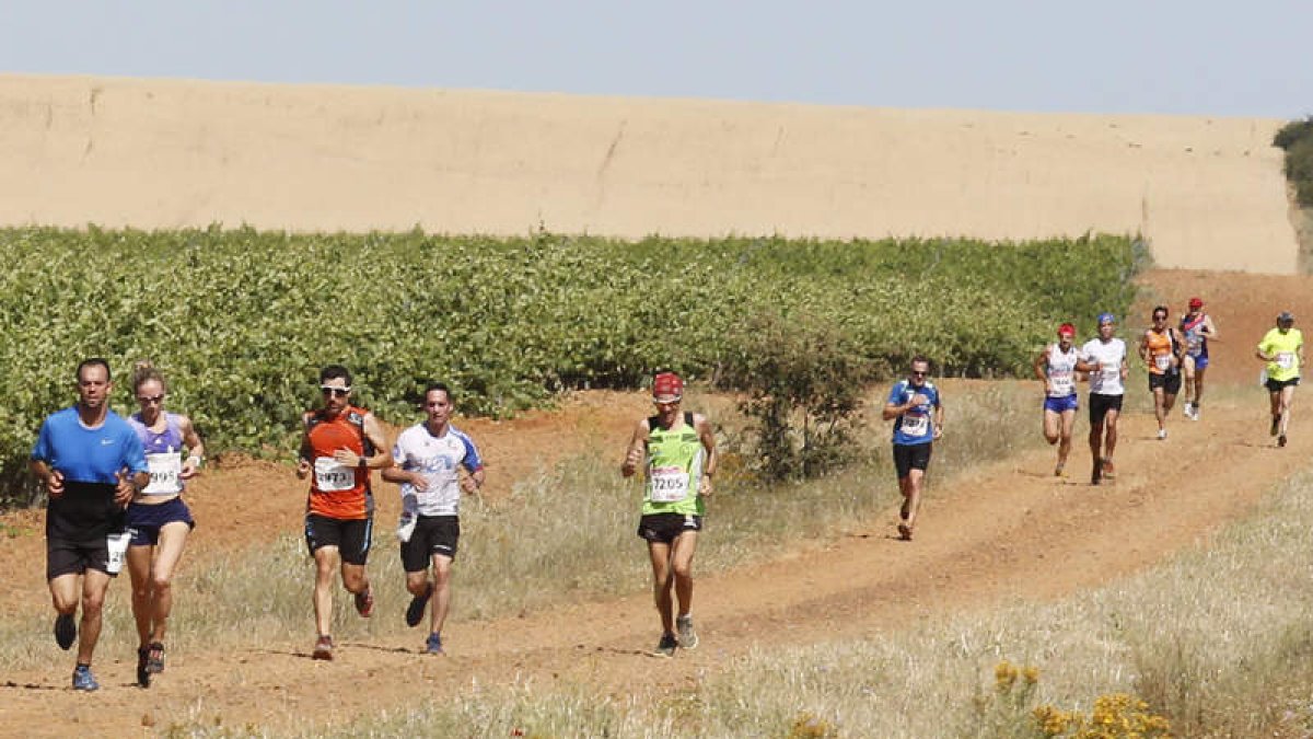 Alberto González (foto superior) fue el vencedor en una edición de la Peregrino Entrecepas que superó a las precedentes y que contó con 160 participantes. MARCIANO PÉREZ
