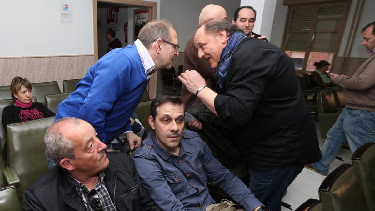 De la Torre y Miguel Ángel Fernández, ayer en la asamblea ante el dirigente de Podemos.
