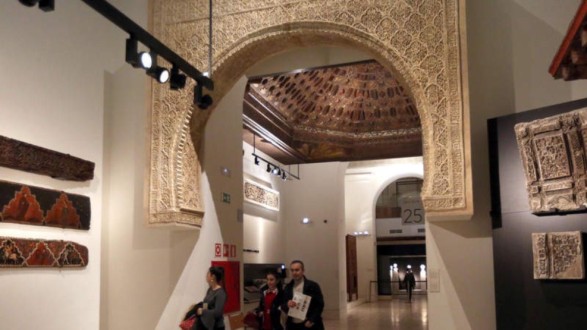 Visitantes del Museo Arqueológico Nacional pasan bajo el arco mudéjar que formó parte del alcázar leonés. RAQUEL P. VIECO