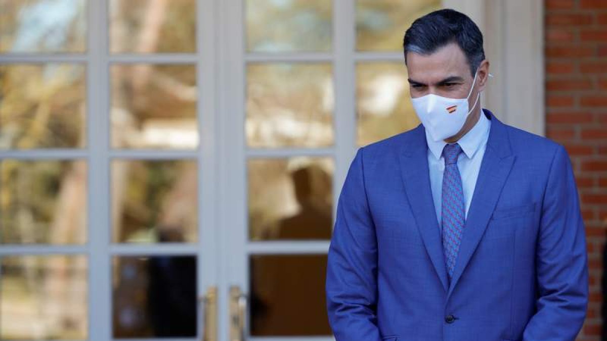 Pedro Sánchez espera la llegada del presidente de la República Dominicana a las puertas del Palacio de La Moncloa, ayer. ZIPI