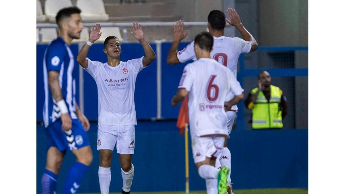Hugo Rodríguez celebra el primer gol de la Cultural junto a sus compañeros. PASCUAL MÉNDEZ