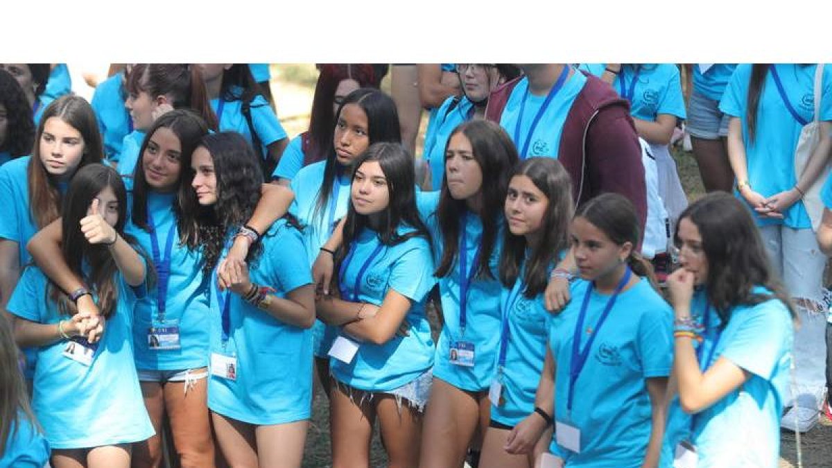 Jóvenes de Cima en esta edición festiva de la Encina. L. DE LA MATA