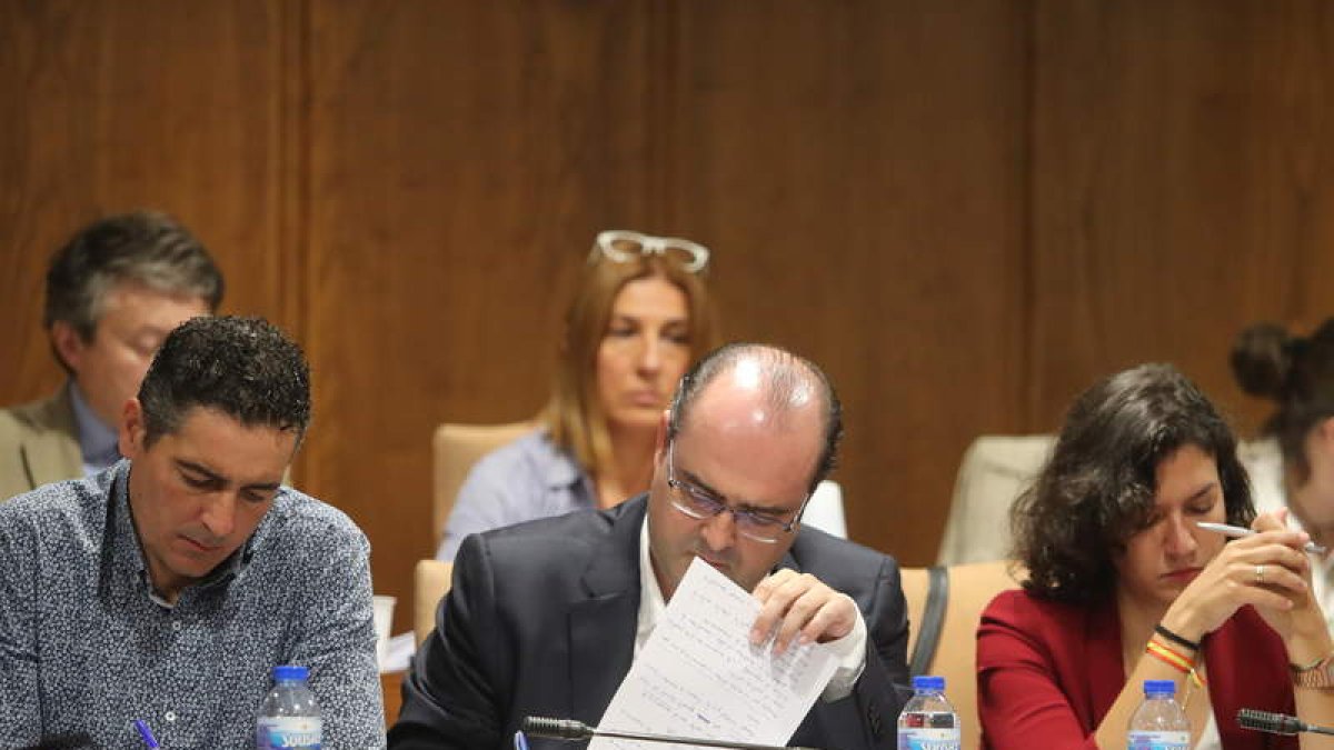 Mendo, Morala y Coca en primer término, detrás USE. ANA F. BARREDO