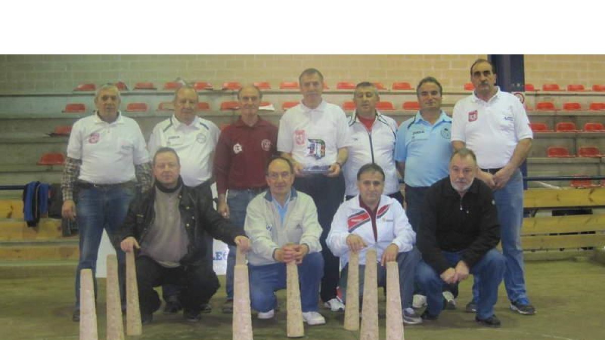 Imagen de los triunfadores y participantes en el Torneo Diario de León.