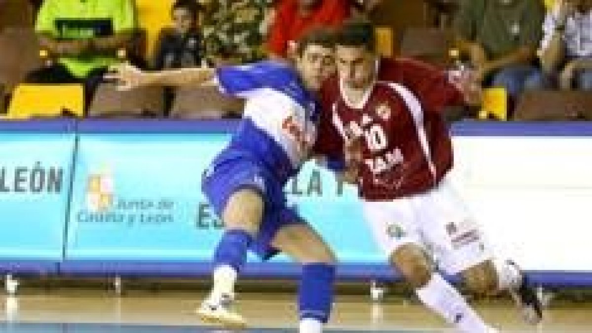 Chano (d), es duda en el equipo leonés para mañana al arrastrar un fuerte golpe en el empeine