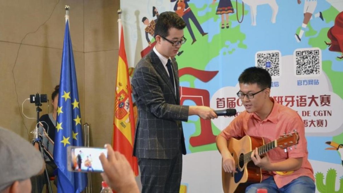 Pablo, aspirante a participar en el concurso de español de la cadena estatal China, interpreta una canción con su guitarra durante el cásting
