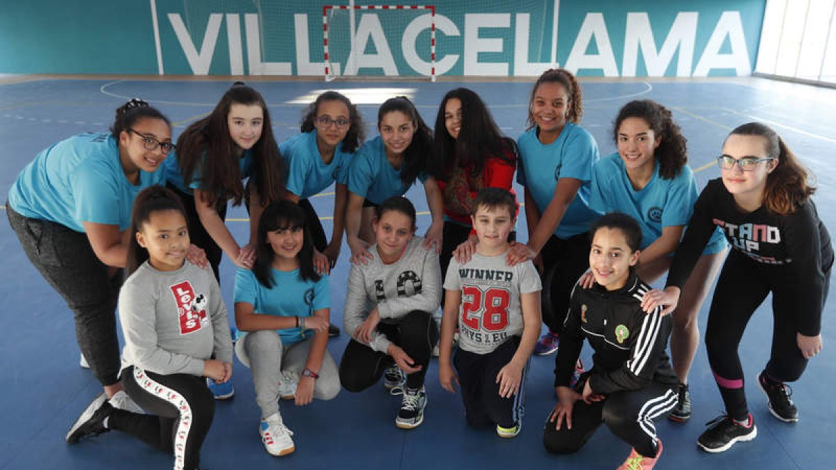 Parte de las jugadoras que integran el Ieso Astura, un club que fomenta la integración y los valores del deporte en la localidad leonesa de Villacelama. JESÚS F. SALVADORES