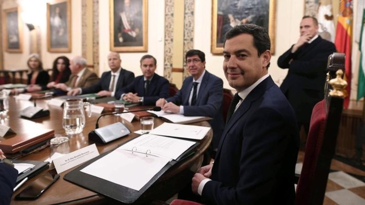 Moreno Bonilla preside la primera reunión del Consejo de Gobierno de la Junta de Andalucía.