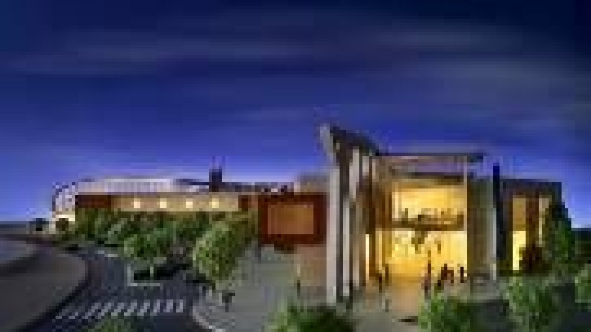 El centro comercial tiene dos plantas, y una tercera parcial, además de un aparcamiento subterráneo