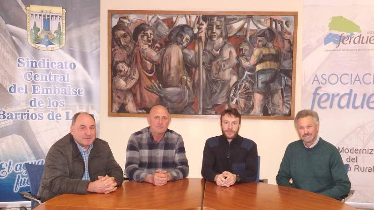 Reunión ayer entre los regantes y el Sindicato Central de Los Barrios de Luna.