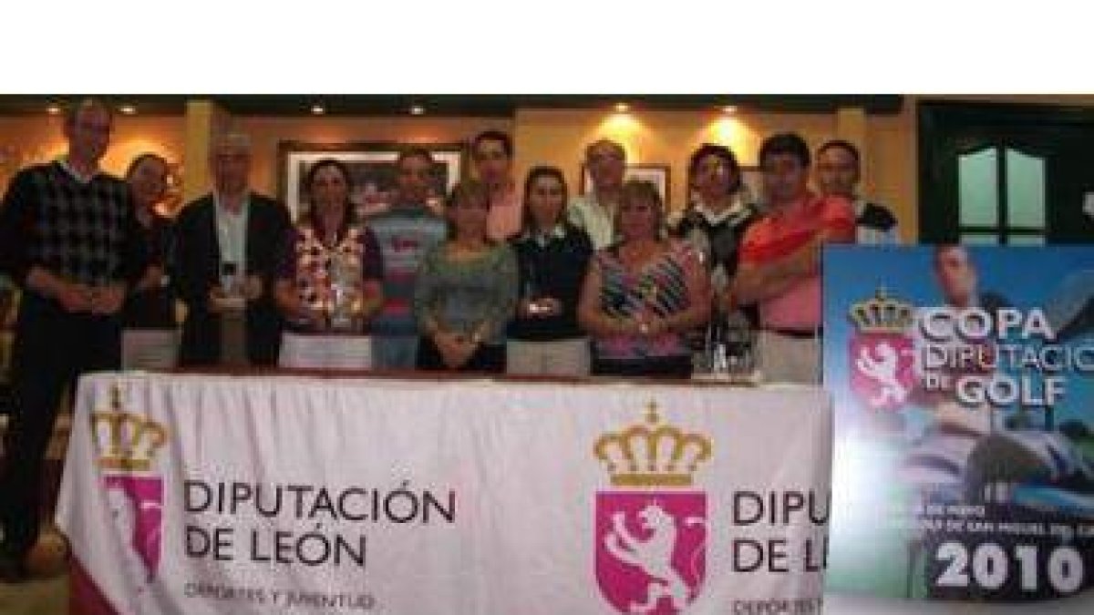 La entrega de premios con la presidenta de la Diputación y el responsable de Deportes.