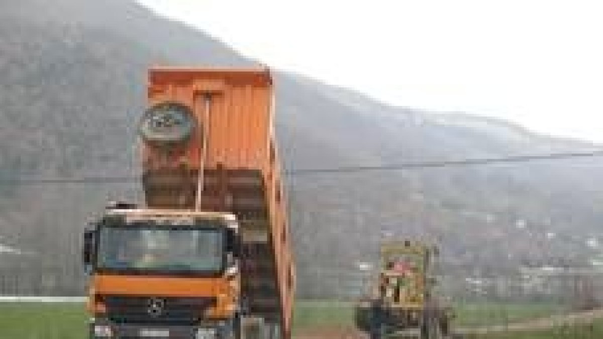 Un camión descarga zahorra en la pista que une Valderrueda y La Sota