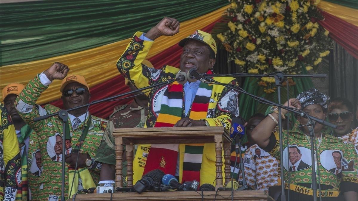 El presidente Emmerson Mnangagwa, en el cierre de campaña en Harare. /