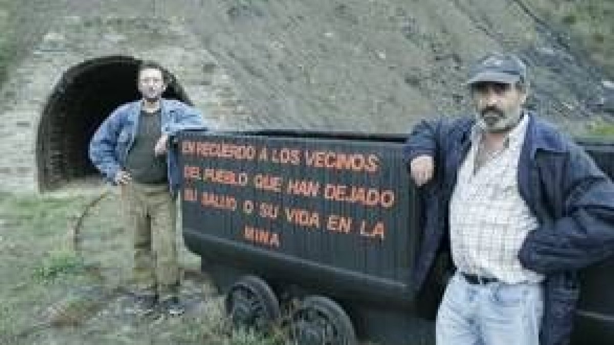 Andrés y Maximino frente a la bocamina artificial de Santa Marina de Torre en recuerdo de la minería