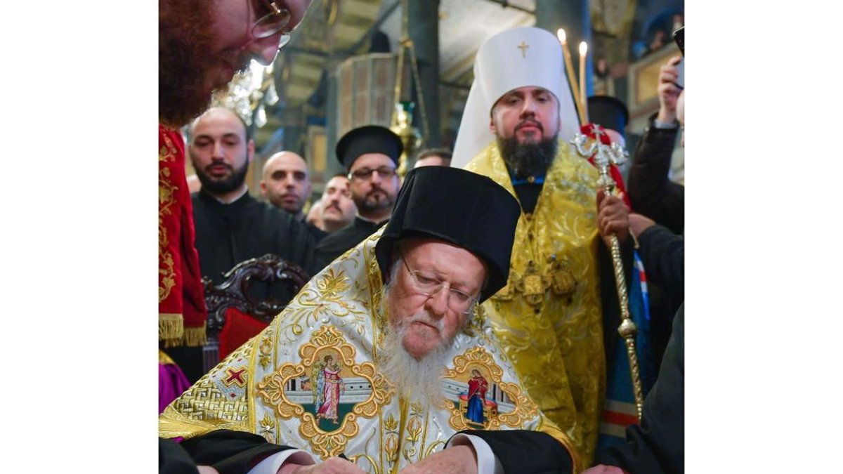 El patriarca Bartolomé I firma junto al metropolitano de Kiev, Epifanio. MYKOLA LAZARENKO / POOL
