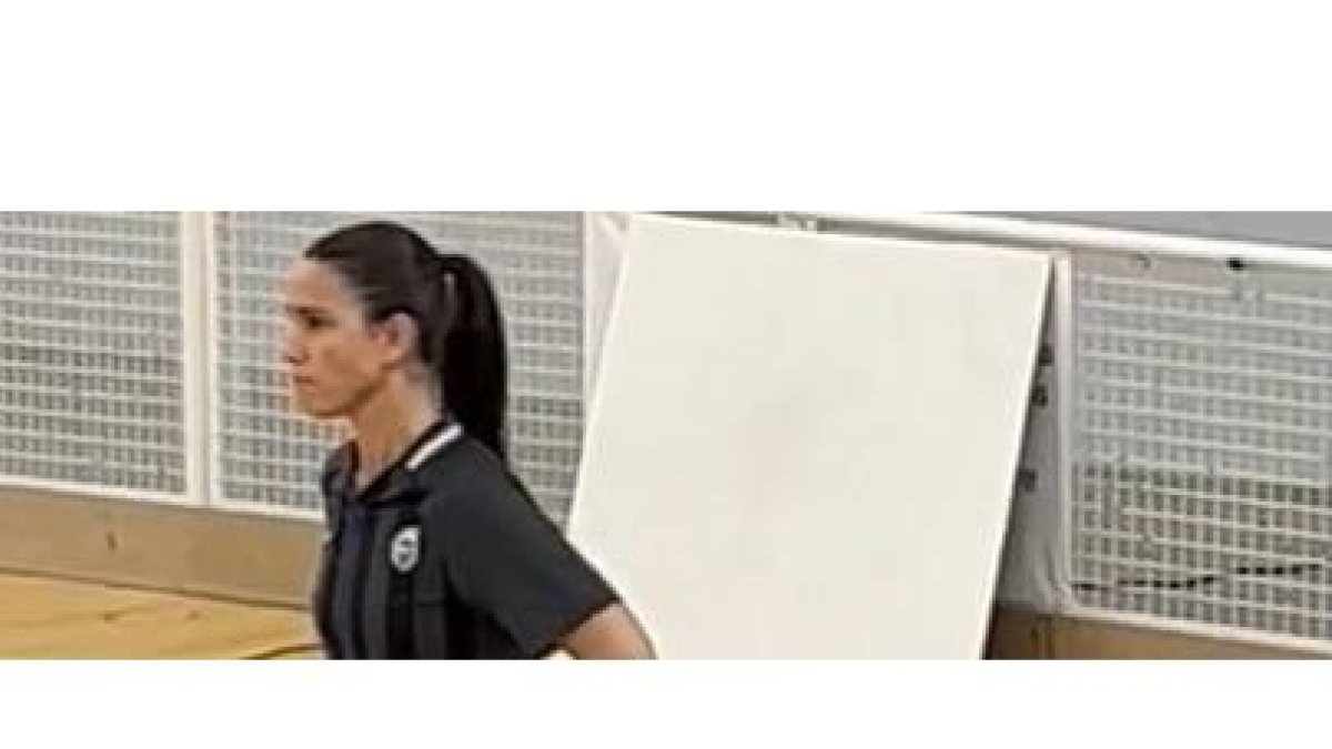 La árbitra Paula Lerma durante el partido en el que recibió insultos machistas por parte de un aficionado. DL