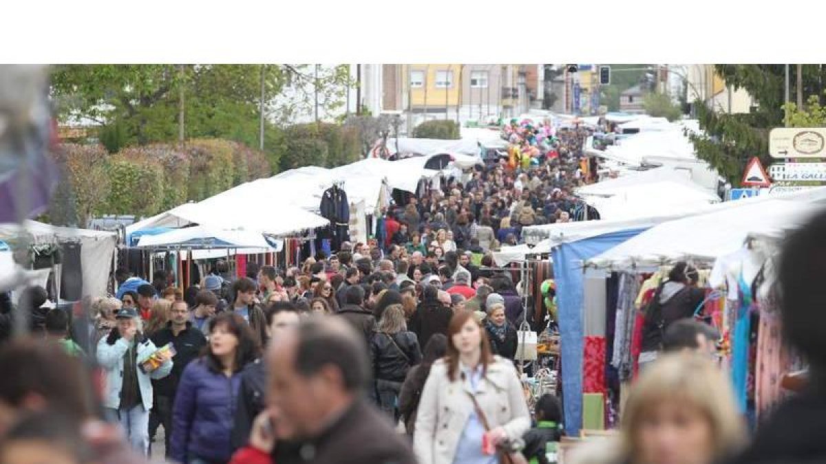 La Feria de la Cruz de Mayo llenó ayer de gente Cacabelos.
