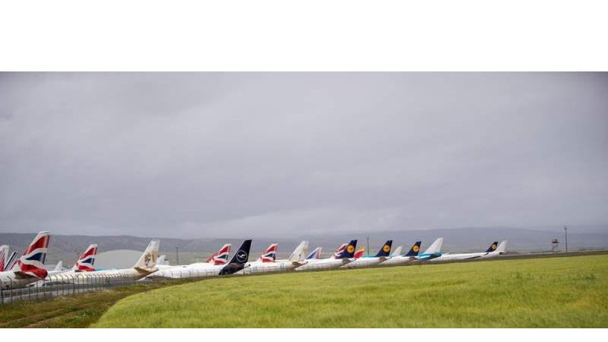 Aviones de diferentes aerolíneas internacionales estacionados en el aeropuerto de Teruel. ANTONIO GARCÍA
