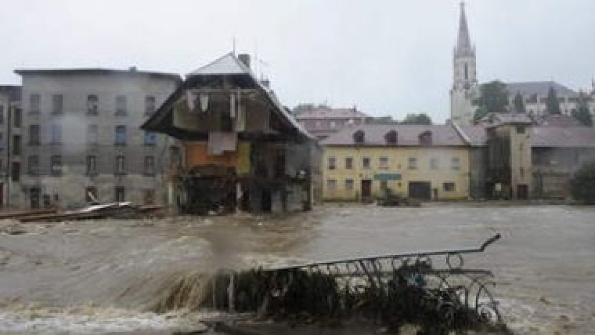 Las inundaciones arrasan viviendas en Chastrava, en la República Checa.