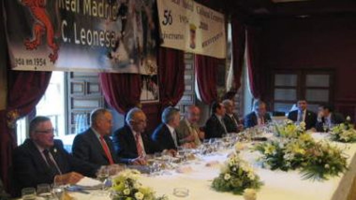 Un aspecto de la mesa presidencial del 56 aniversario.