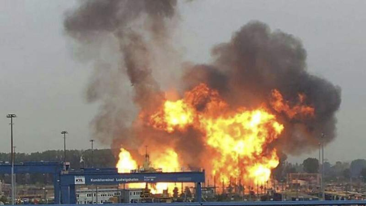 Las llamas devoran parte de las instalaciones de Basf. E. SUEDHESSEN