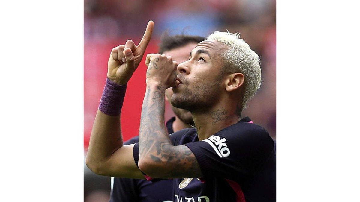 Neymar celebra en El Molinón uno de sus dos goles al Sporting de Gijón. JOSÉ LUIS CEREIJIDO