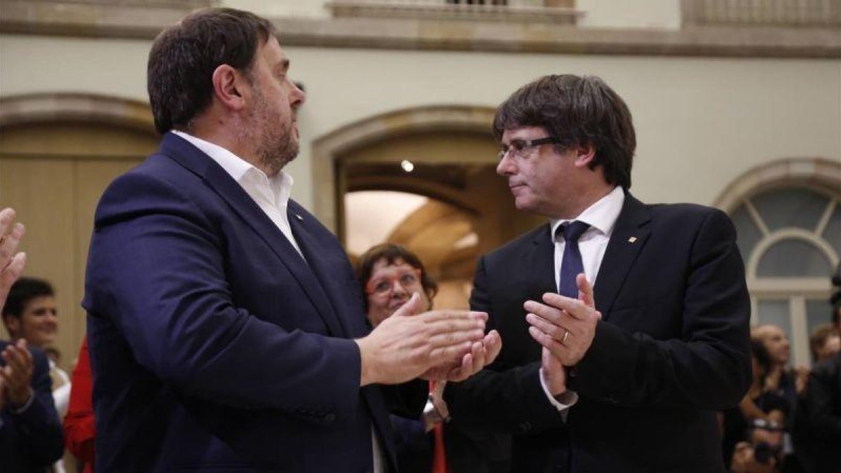 Oriol Junqueras y el president Puigdemont tras el pleno.