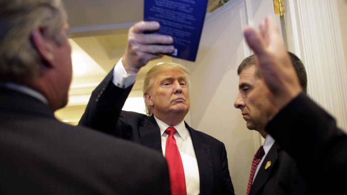 Donald Trump, con un libro de sus seguidores, en Jupiter, Florida.