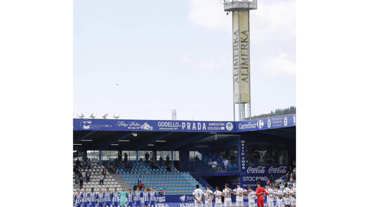 Jugadores de Deportiva y Albacete, durante el minuto de silencio por Enrique Rodríguez. ANA F. BARREDO