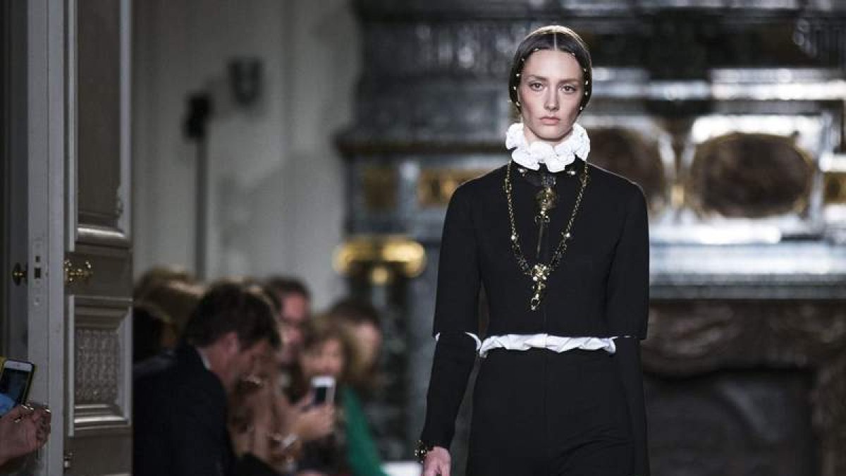 Diseño cervantino de la firma Valentino presentado en un desfile en la Semana de la Moda de París. ETIENNE LAURENT