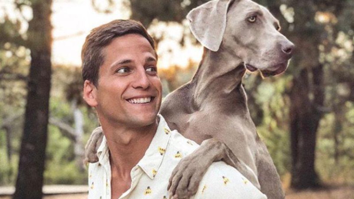 Gotzon Mantuliz junto a su perrita, Noa.