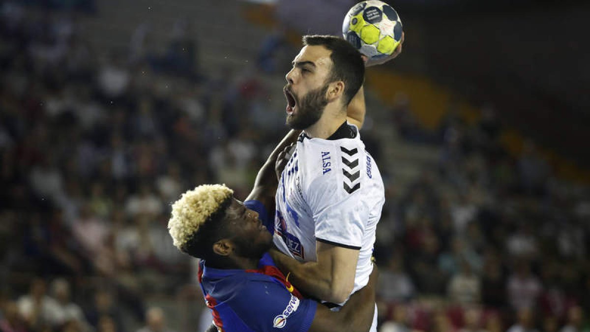 Álex Costoya, ante el Barcelona el pasado sábado. JESÚS F. SALVADORES