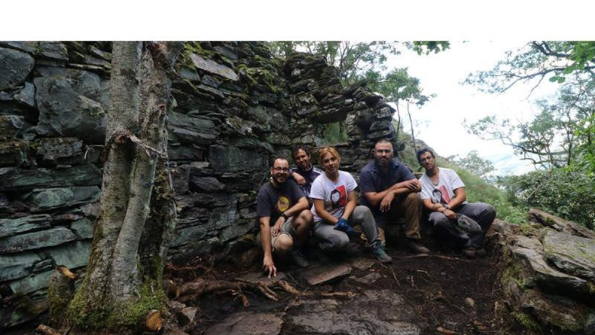 Alejandro Rodríguez, primero por la izquierda. con miembros del equipo y de Amigos de Casaio. DL